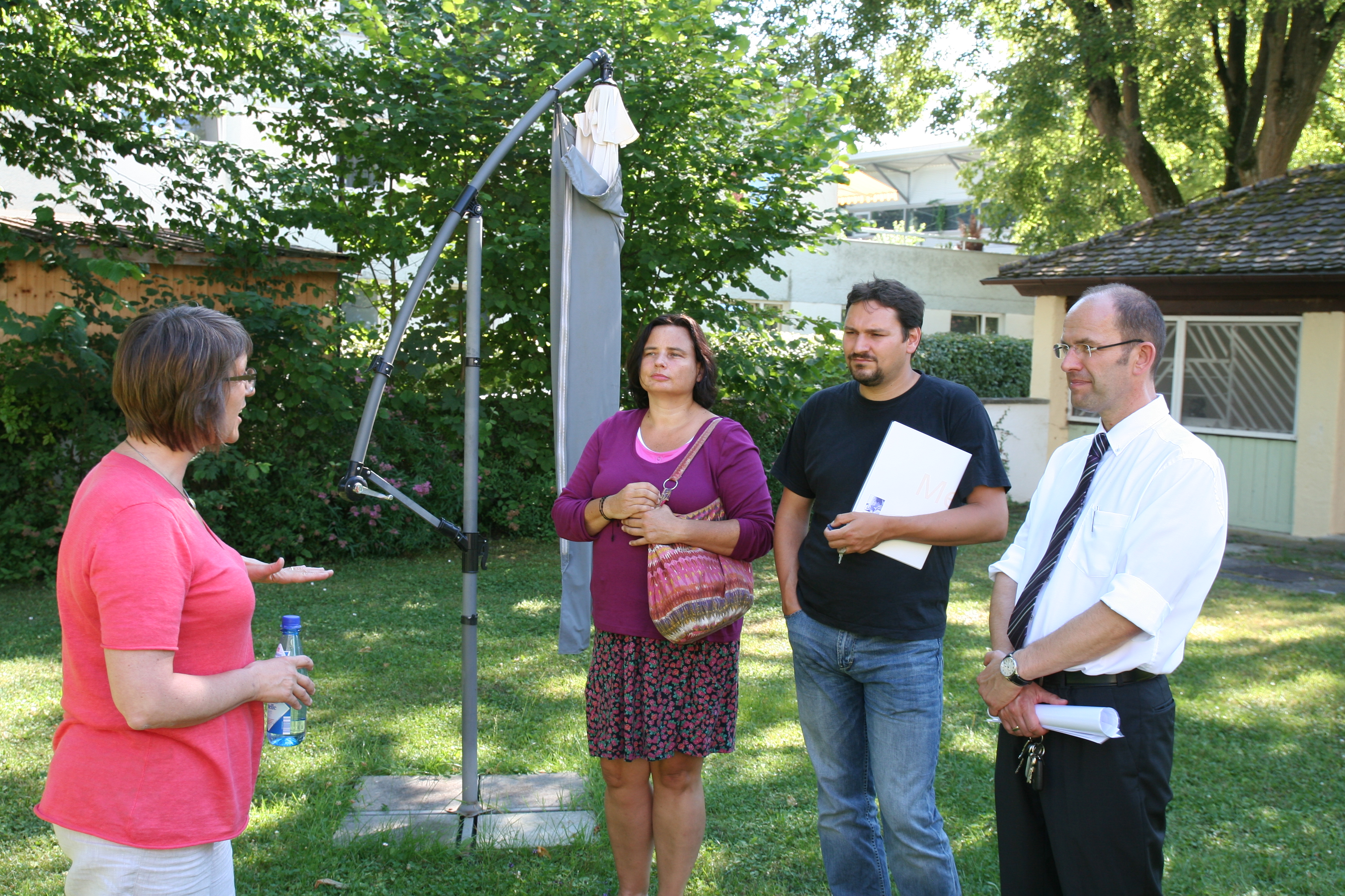 V.l.n.r.: Michaela Streich (Leiterin Soziale Dienste und Einrichtungen), Beate Walter-Rosenheimer (Bundestagsabgeordnete Grüne Dachau), Thomas Pfeiffer (Landtagskandidat Grüne München, Tolksdorf (Geschäftsführer Franziskuswerk Schönbrunn)