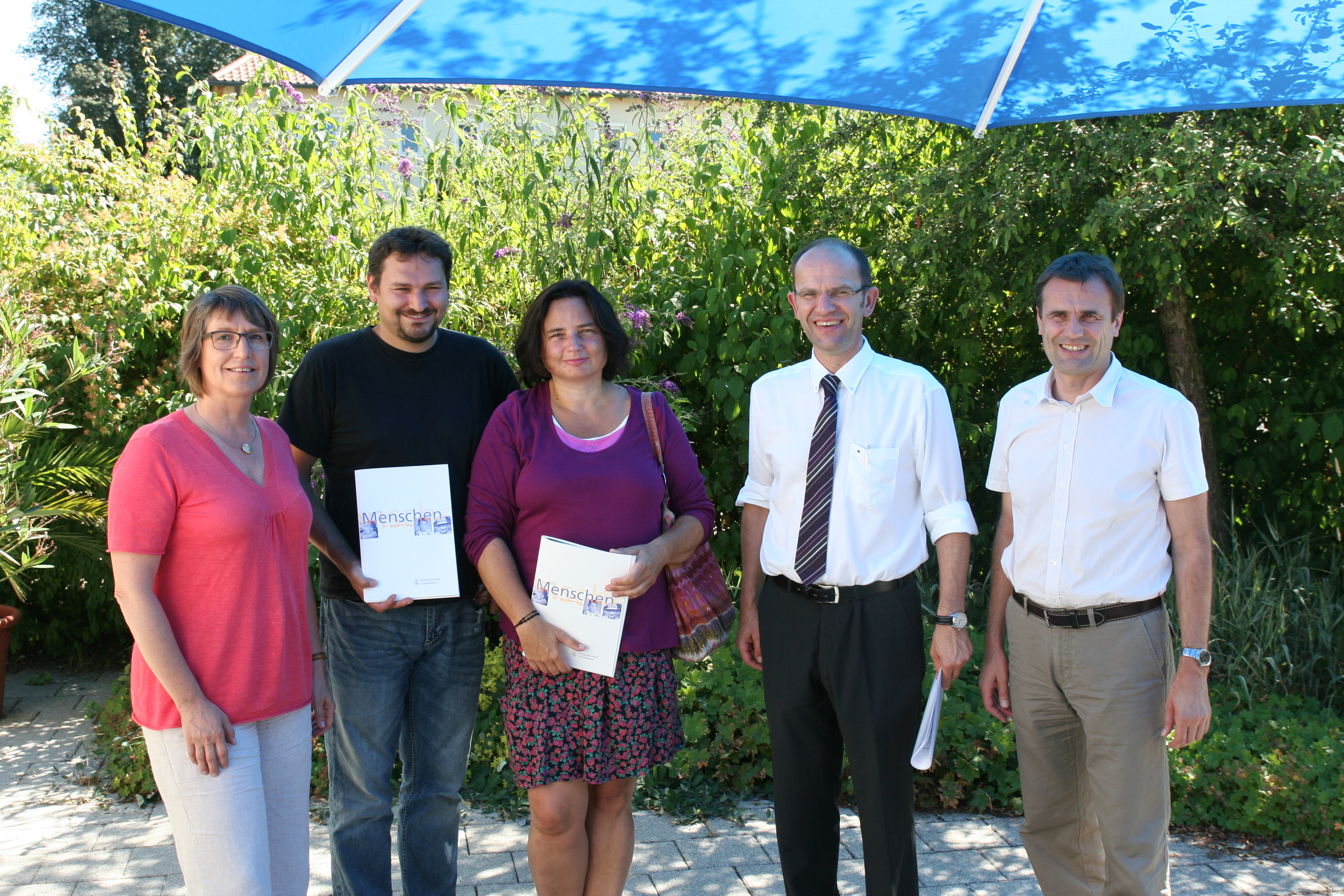 V.l.n.r.: Michaela Streich (Leiterin Soziale Dienste und Einrichtungen), Thomas Pfeiffer (Landtagskandidat Grüne München), Beate Walter-Rosenheimer (Bundestagsabgeordnete Grüne Dachau), Markus Tolksdorf (Geschäftsführer Franziskuswerk Schönbrunn), Valentin Schmitt (Leiter GB Arbeit und Förderung)