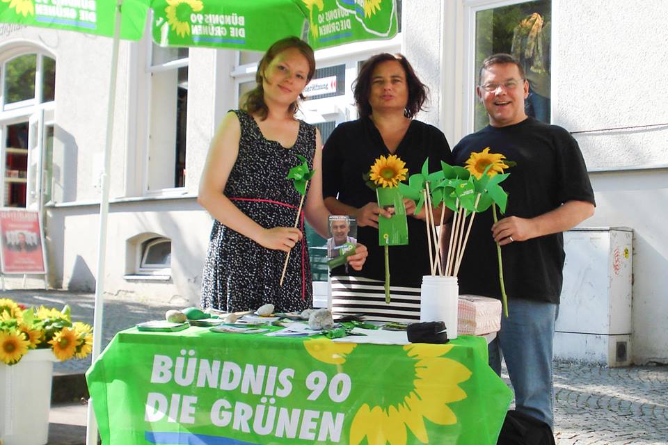 Infostand am Markt Dachau v.l.: Luise Krispenz (Sprecherin GRÜNE Kreisverband Dachau), Beate Walter-Rosenheimer (Bundestagsabgeordnete), Max Döring (Sprecher Landesarbeitskreis Queer.Grün.Bayern) 