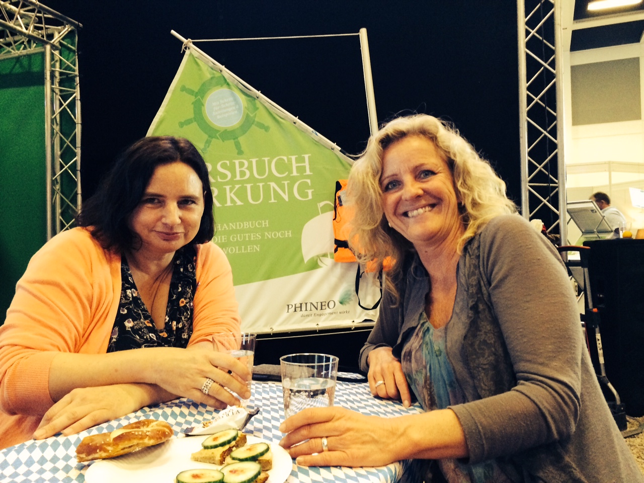 Besprechung mit bayerischer Brotzeit: Beate Walter-Rosenheimer und Ulrike Stehle