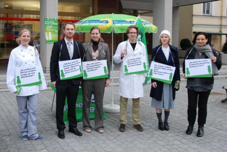 Beate Walter-Rosenheimer (rechts) zusammen mit der Grünen Jugend Fürstenfeldbruck