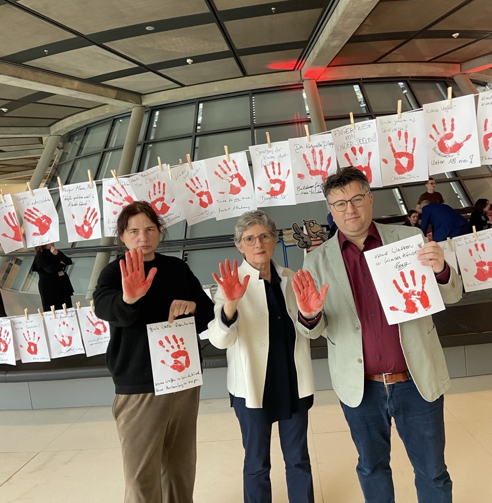 Beate Walter-Rosenheimer zusammen mit der Grünen Fraktionsvorsitzenden Britta Haßelmann und Boris Mijatovic bei der Red Hand Day Aktion der Kinderkommission des Deutschen Bundestags, 2024.